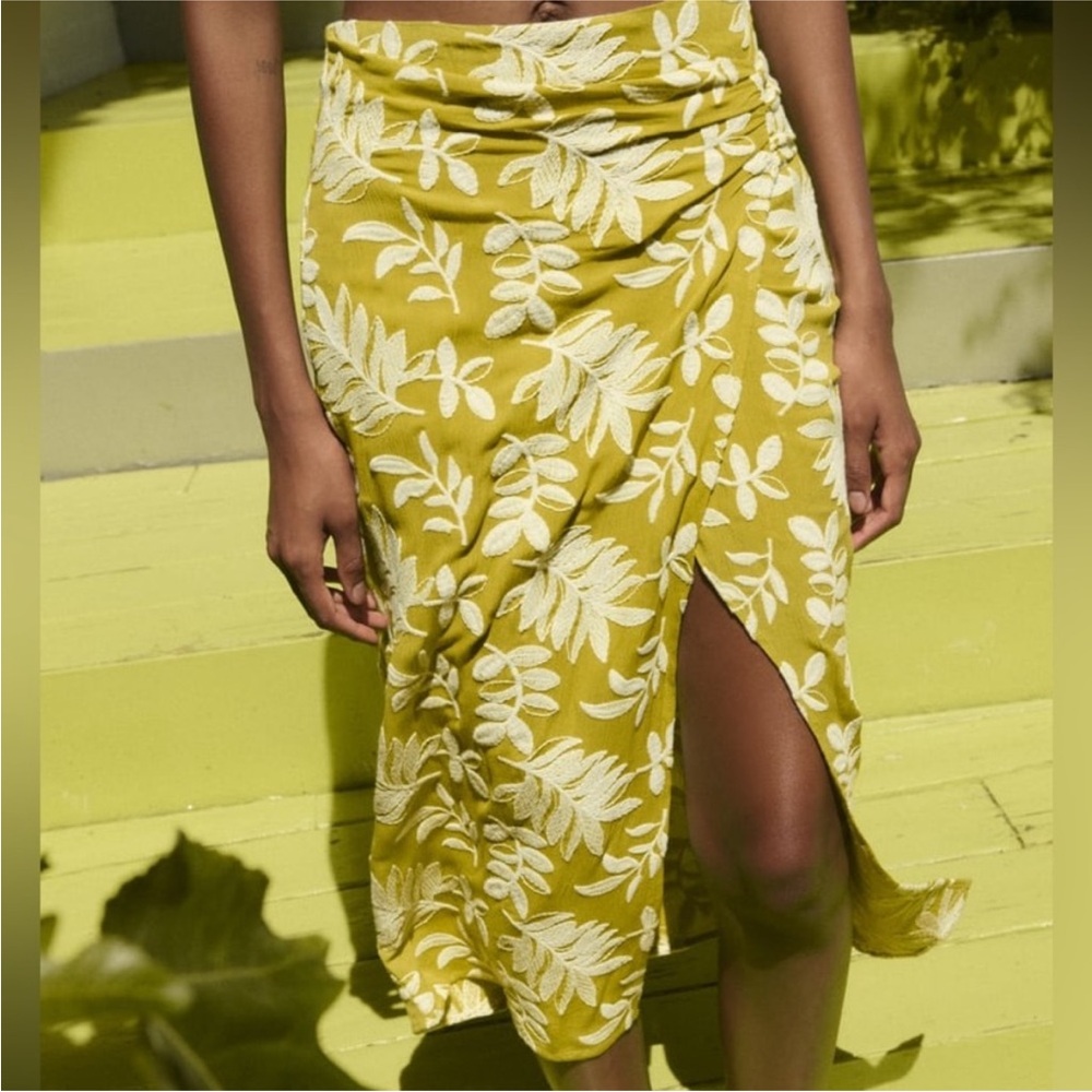 NWT Zara leaf embroidered midi skirt size small